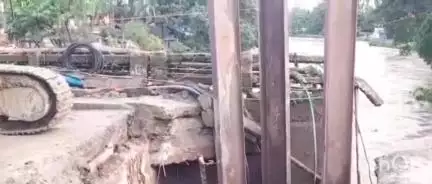 ছয়গাঁও: ছয়গাঁৱৰ ১৭ নং ৰাষ্ট্ৰীয় ঘাইপথৰ কলহী নদীৰ দলঙৰ দুয়ো কাষে খহনীয়া,ব্যাহত হৈ পৰিছে ৰাষ্ট্ৰীয় ঘাইপথেৰে যানবাহনৰ চলাচল