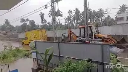 അമ്പലപ്പുഴ: പഴയങ്ങാടി അയ്യൻ കോയിക്കൽ ക്ഷേത്രത്തിന് സമീപം ഇൻസുലേറ്റഡ് വാൻ വെള്ളക്കെട്ടിലേക്ക് മറിഞ്ഞ് അപകടം