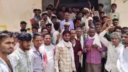 पीपलखूंट: बावड़ी के ग्रामीणों ने सौंपा ज्ञापन, डूंगलवानी सरपंच प्रतिनिधि के खिलाफ कड़ी कार्रवाई की मांग की