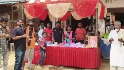 जयसिंहपुर: मिश्रौली चौराहे पर शनिवार को भक्तों द्वारा वितरण किया गया शर्बत व प्रसाद