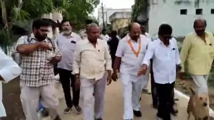 వెంకటగిరి పట్టణంలో లబ్ది దారులకు పెన్షన్ అందజేసిన ఎమ్మెల్యే కురుగొండ్ల రామకృష్ణ
