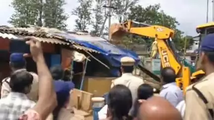 పాడేరు లో ఆర్ అండ్ బి స్థలాల్లో ఆక్రమణలు తొలగిస్తున్న అధికారులు...