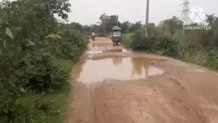 রঘুনাথপুর ২: গ্রামে ঢোকার রাস্তা বেহাল, গর্তে হাঁটুজল; দীর্ঘদিন ধরে সমস্যায় ধানাড়া গ্রামের মানুষ #jansamasya