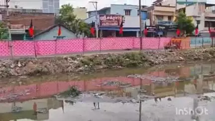 மதுரை தெற்கு: முதலமைச்சர் மதுரை வருகை பந்தல்குடி கால்வாயை அலங்காரத் துணிகளை வைத்து மறைக்கும் பணிகள் தீவிரம்