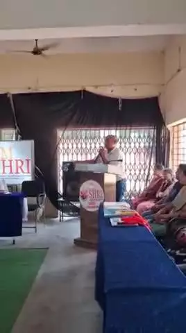 पीएम श्री स्कूल लखनपुर में प्रभारी प्राचार्य ऋषि पांडे द्वारा प्रशिक्षण के दौरान समापन अवसर पर  विषय वस्तु का अवगत कराते
