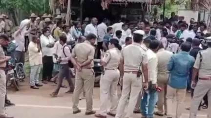 ಗುಬ್ಬಿ: ನಿಷೇಧಾಜ್ಞೆಯ ನಡುವೆಯೂ ಹೆಚ್ಚಿದ ಹೇಮೆಯ ಕಿಚ್ಚು, ರಾಂಪುರ ಬಳಿ ಜಮಾಯಿಸಿದ ರೈತ ಮುಖಂಡರು