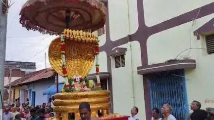 பரமக்குடி: எமனேஸ்வரத்தில் புதியதாக பிரதிஷ்டை செய்யப்பட்ட சேஷ வாகனம் வெள்ளோட்டம்