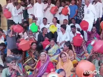 ಹುಮ್ನಾಬಾದ್: ಇಂದಿರಾನಗರ ನಿವಾಸಿಗಳಿಂದ ನೀರು ಪೂರೈಕೆಗೆ ಆಗ್ರಹಿಸಿ, ಪಟ್ಟಣದ ಪುರಸಭೆ ಎದುರು ಖಾಲಿ ಕೊಡುಗಳೊಂದಿಗೆ ಬೃಹತ್ ಪ್ರತಿಭಟನೆ