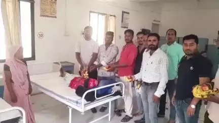 अंजड़: अहिल्याबाई की 300वीं जयंती पर धनगर युवा संगठन ने अंजड अस्पताल में मरीजों को फल वितरित किए