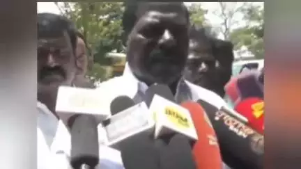 திண்டிவனம்: தைலாபுரம் தோட்டத்தில் இருவருக்கும் தெரியாமல் நான் நாட்டை விட்டு ஓடி விட வேண்டும் அல்லது நான் உயிரோடு இருக்கக் கூடாது என பாமக கௌரவத் தலைவர் ஜிகே மணி