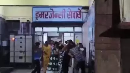 #यूपी के #जौनपुर के ज़िला #अस्पताल में #किन्नरों का तांडव 

#अस्पताल में #घुसकर किन्नरों ने की मारपीट