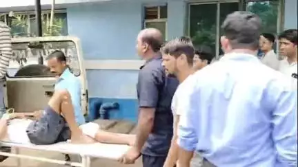 গোপীবল্লভপুর ২: চরমুন্ডি রান্টুয়ার রাস্তার মাঝখানে বাইক দুর্ঘটনায় ৪জনকে উদ্ধার করে হাসপাতালে আনলেন জেলা পরিষদের মেন্টর ও ব্লক সভাপতি