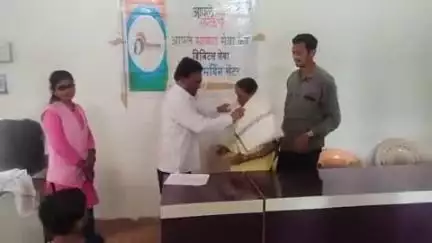 मालेगाव: मेडशी ग्रामपंचायत कार्यालय येथे महिला व बालकल्याण विभागाकडून अंगणवाडी मदतनीस शिंदे यांचा होळकर पुरस्काराने सन्मान