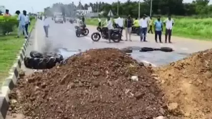 ಗುಬ್ಬಿ: ಸುಂಕಾಪುರದಲ್ಲಿ ಎಕ್ಸ್‌ಪ್ರೆಸ್ ಕೆನಾಲ್ ವಿರುದ್ಧ ಸಿಡಿದೆದ್ದ ರೈತರು, ನೂರಾರು ಅನ್ನದಾತರನ್ನ ವಶಕ್ಕೆ ಪಡೆದ ಪೊಲೀಸರು!