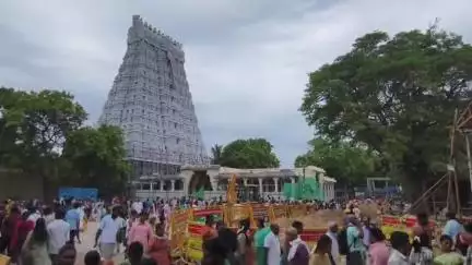 திருச்செந்தூர்: சுப்பிரமணிய சுவாமி கடற்கரை பகுதியில் கடல் திடீரென 70 அடி உள்வாங்கியது பச்சை படிந்த பாறைகள் மீது அச்சமில்லாமல் பக்தர்கள் நீராடி வருகின்றனர்