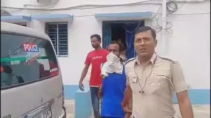 স্বরূপনগর: ডাকাত সন্দেহে টিপিশ্মশান এলাকা থেকে দুই দুষ্কৃতীকে গ্রেপ্তার করল স্বরূপনগর থানার পুলিশ