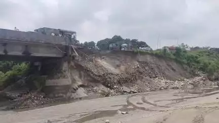 মাদারিহাট: শনিবার বীরপাড়ার গ্যারগান্ডা নদীর সেতুর অ্যাপ্রোচ রোড ভেঙে যাওয়ায় ব্যাপক সমস্যা এশিয়ান হাইওয়েতে