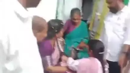 పాయకరావుపేట నియోజకవర్గంలో పెన్షన్ల పంపిణీ కార్యక్రమంలో పాల్గొన్న హోం మంత్రి అనిత