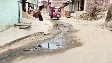 बाराचट्टी: बाराडीह के मेन सड़क के किनारे नाली नहीं रहने से लोग सड़क पर हीं गिराते हैं नाली का पानी #jansamasya