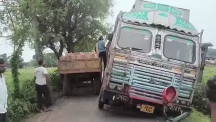 ভগবানগোলা ২: নন্দনপুরে বড়সড় দুর্ঘটনার হাত থেকে রক্ষা পেল ১৬ চাকা লরি, সক্রিয় পুলিশ প্রশাসন