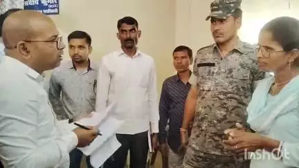 मनिका: एसडीएम द्वारा मनिका प्रखंड कार्यालय का निरीक्षण किया गया