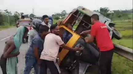 বলরামপুর: বেলাগ্রাম পঞ্চায়েত কার্যালয়ের অদূরে নিয়্ন্ত্রণ হারিয়ে উল্টে গেল অটো, আহত একাধিক