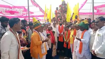 औंढा नागनाथ: श्री नागनाथ मंदिर परिसरात पुण्यश्लोक अहिल्यादेवी होळकरांच्या पुतळ्यास जयंतीनिमित्त आमदार संतोष बांगर यांनी केले अभिवादन