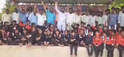 ರಾಯಬಾಗ: ಶಾಲಾ ಕೊಠಡಿಗಾಗಿ ಪ್ರತಿಭಟಿಸಿದ ಶಿಕ್ಷಕನಿಗೆ ಅಮಾನತು ಶಿಕ್ಷೆ, ಅದೇ ಶಿಕ್ಷಕ ಬರೋವರೆಗೂ ಶಾಲೆಗೆ ಬರಲ್ಲ ಅಂದ್ರು ನಿಡಗುಂದಿ ಮಕ್ಕಳು!