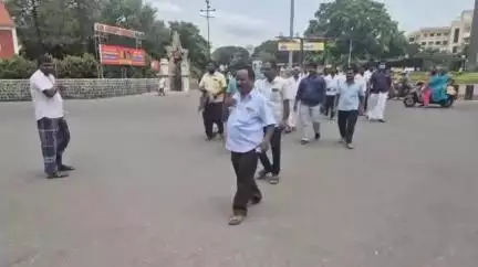 சேலம் தெற்கு: கடன் தொல்லையால் விசைத்தறி தொழிலாளி தூக்கிட்டு தற்கொலை- ஆட்சியரகத்தில் நடவடிக்கை எடுக்கக்கோரி உறவினர்கள் முற்றுகை
