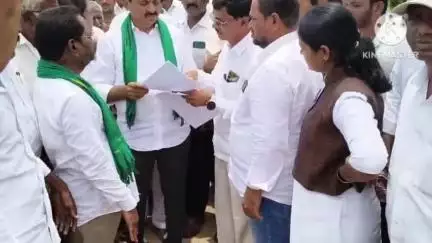 గార్ల: మున్నేరు పై హై లెవెల్ వంతెన నిర్మాణం చేపట్టాలని,మంత్రి పొంగులేటిని కలిసి వినతి పత్రం అందించిన గార్ల మండల కాంగ్రెస్ నేతలు