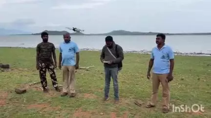 மேட்டுப்பாளையம்: சிறுமுகை வனச்சரகம் பவானிசாகர் நீர் தேக்க பகுதியில் தாயைப் பிரிந்த குட்டி யானையை மீண்டும் தாயுடன் சேர்க்க டிரோன் மூலம் தாயை தேடும் வனத்துறை