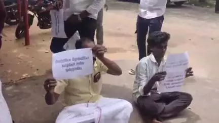 திண்டிவனம்: தைலாபுரம் தோட்டத்தில் முன்பு பாமக நிர்வாகிகள் வலியுடன் வாழ்கிறோம் கைகளில் துண்டு பிரசுரம் ஏந்தி தர்ணா போராட்டத்தில் ஈடுபட்டதால் பரபரப்பு