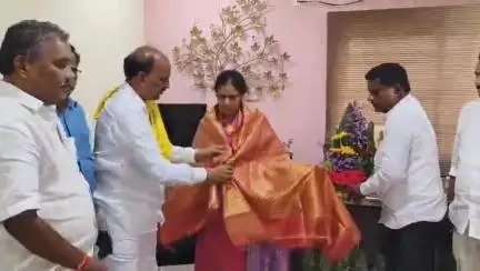భీమవరం: టిడిపి పోలిట్ బ్యూరో సభ్యురాలు తోట సీతారామలక్ష్మి దంపతులను మర్యాదపూర్వకంగా కలిసిన ఆప్కాబ్ చైర్మెన్ వీరాంజనేయులు