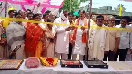 औंढा नागनाथ: मंदिर परिसरात पुण्यश्लोक अहिल्यादेवी होळकर यांच्या ऐतिहासिक चित्र प्रदर्शनीचे आ.मुटकुळे यांच्या हस्ते फीत कापून उद्घाटन