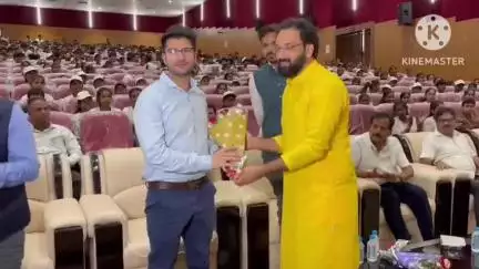 बलौदाबाज़ार: जिला ऑडिटोरियम में 'हम होंगे कामयाब' कार्यक्रम के अंतर्गत युवाओं को प्रसिद्ध प्रेरक वक्ताओं ने दिया मार्गदर्शन