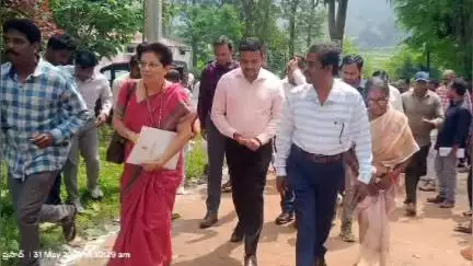 అల్లూరి ఏజెన్సీలో  కేంద్ర బృందం సుడిగాలి పర్యటన*ప్రభుత్వ పధకాలు, గ్రామ తీర్మానాలపై ఆరా