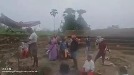 అశ్వాపురం: ఉపాధి కార్మికుల సమస్యలను అడిగి తెలుసుకున్న సిపిఎం పార్టీ అనుబంధం సంఘాలైన మహిళా సంఘ వ్యవసాయ కార్మిక సంఘం నాయకురాలు పద్మ