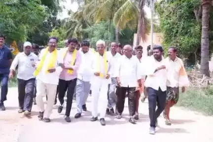 మడకశిర ఎమ్మెల్యే ఎంఎస్ రాజు శనివారం రొల్ల మండలంలోని గుడ్డు గురికి, పాలెం గ్రామాల్లో పర్యటించారు.