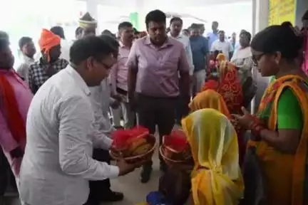 बांसी: नगर विकास सचिव ने नगवा के प्राथमिक विद्यालय का किया निरीक्षण, गर्भवती महिलाओं की गोदभराई
