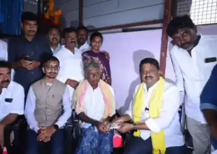 ఉరవకొండ: గొట్కూరు లో ఇంటింటికి వెళ్లి పెన్షన్లు పంపిణీ చేసిన ఆర్థిక శాఖ మంత్రి పయ్యావుల కేశవ్, జిల్లా కలెక్టర్ వినోద్ కుమార్ లు