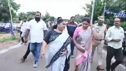 తాడేపల్లిగూడెం: పట్టణంలో పింఛన్ల పంపిణీ కార్యక్రమంలో పాల్గొన్న జిల్లా ప్రత్యేక అధికారి ఎ.సూర్య కుమారి