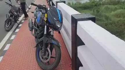 மானாமதுரை: அண்ணா சிலை அருகே இருசக்கர வாகனங்கள் மோதல் ஒருவர் உயிரிழப்பு, நான்கு பேர் காயம்