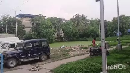 বারাসাত ১: বারাসাত মেডিকেল কলেজ হাসপাতালে মধ্যেই আবর্জনা ভর্তি জলাশয়, ডেঙ্গুর আতঙ্কে রোগীর পরিবার থেকে এলাকাবাসী #jansamasya