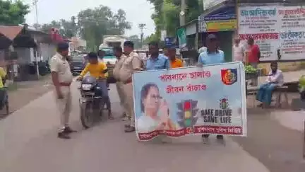 রানিনগর ২: রানীনগর বাজারে প্রায় দুই কিলোমিটার রাস্তা সেফ ড্রাইভ সেভ লাইফ ৱ্যালি করলেন রাণীনগর থানার পুলিশ
