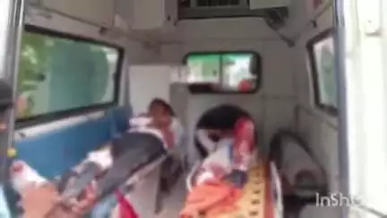 मोती का पुरवा के पास तेज रफ्तार डंफर ने बाइक सवार 2 लोगों को मारी टक्कर, हालत गंभीर, जिला अस्पताल में कराया गया भर्ती