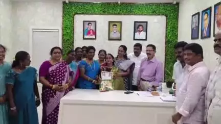 భగవద్గీత పోటీల్లో గోల్డ్ మెడల్ సాధించిన నమశ్సి అనే తుని విద్యార్థిని అభినందించిన చైర్పర్సన్ మరియు కమిషనర్