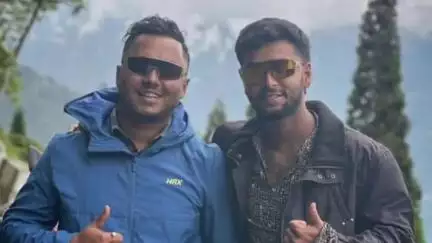 কৈলাশহর: কৈলাসহরের দুই যুবক সিকিম বেড়াতে গিয়ে গাড়ি দুর্ঘটনায় নিখোঁজ হয়ে যায় এক যুবকের বাড়িতে গেলেন বিরোধী দলনেতা