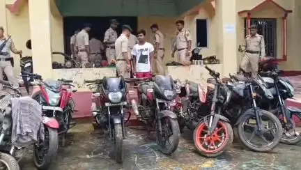 জিরানিয়া: চুরি যাওয়া ৮ টি বাইক জলের পাম্প মেশিন,বৈদ্যুতিক তার মন্দিরের জিনিসপত্র সহ এক চোরকে গ্রেফতার করে বোধজংনগর থানার পুলিশ