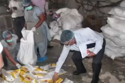 बांसी: भुजराई गांव में स्थापित टीएचआर प्लांट का नगर विकास सचिव ने किया निरीक्षण, उत्पादन क्षमता और आपूर्ति की जानकारी ली