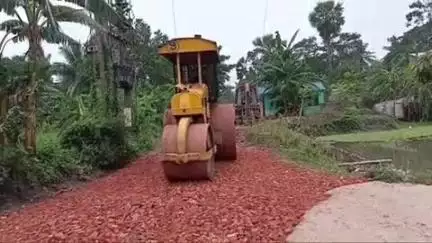 বারাসত ২: বারাসত দু নম্বর ব্লকে ব্রীজ তৈরীর বাড়তি টাকায় কংক্রিটের রাস্তা তৈরি করছে জেলা প্রশাসন, খুশি এলাকার মানুষ #jansamasya
